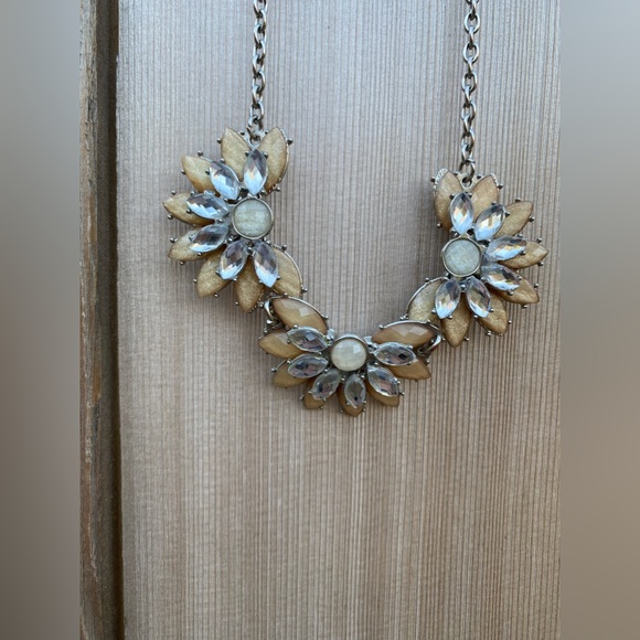 Vintage Rhinestone White Peach Flower Cluster Bib Statement Necklace - Picture 6 of 6